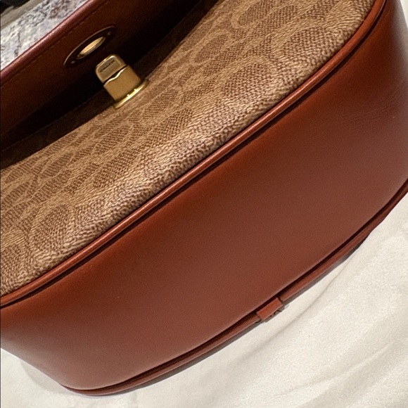 Coach Willow Saddle Bag In Signature Canvass - Picture 9 of 10